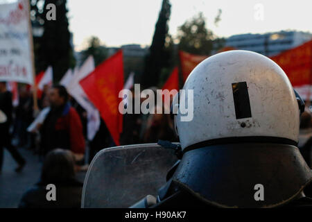 Athen, Griechenland. 17. November 2016. Ein Aufruhr Polizist beobachtet die Demonstranten marschieren durch. Tausende von Griechen angeschlossen, der traditionelle Marsch am Polytechnikum in Athen, der US-Botschaft zu gedenken den 1973 Polytechnikum Athen Aufstand und den USA, viele, wie die griechische Militärjunta beteiligt sehen zu verurteilen. Bildnachweis: Michael Debets/Alamy Live-Nachrichten Stockfoto