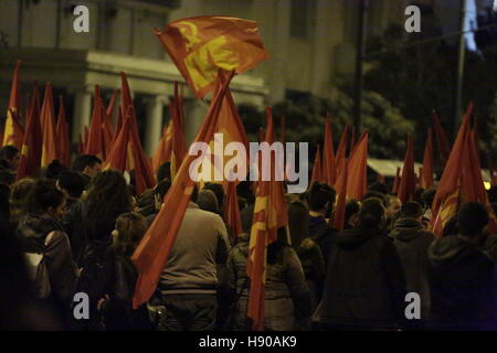 Athen, Griechenland. 17. November 2016. KKE (kommunistische Partei Griechenlands) Anhänger marschieren mit roten Fahnen der KKE an die US-Botschaft. Tausende von Griechen angeschlossen, der traditionelle Marsch am Polytechnikum in Athen, der US-Botschaft zu gedenken den 1973 Polytechnikum Athen Aufstand und den USA, viele, wie die griechische Militärjunta beteiligt sehen zu verurteilen. Bildnachweis: Michael Debets/Alamy Live-Nachrichten Stockfoto