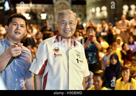 Kuala Lumpur, MALAYSIA. 21. November 2016. Former Malaysian Prime Minister Mahathir Mohamad (C) kommt bei der Merdeka(Independence) Squre in Kuala Lumpur bei einem Candle-Light-Mahnwache am 21. November 2016. Etwa hundert Menschen versammeln sich zum Candlelight Vigil durch Freisetzung Maria Kinn Abdullah aus der Haft entlassen. Bersih(clean) Vorsitzende Maria Kinn Abdullah wird nach dem Gesetz Kredit Sicherheit Straftaten (Sondermaßnahmen) untersucht: Chris Jung/ZUMA Draht/Alamy Live News Stockfoto