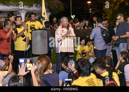 Kuala Lumpur, MALAYSIA. 21. November 2016. Former Malaysian Prime Minister Mahathir Mohamad (C) spricht zu den Teilnehmern der Unabhängigkeit Squre in Kuala Lumpur am 21. November 2016. Etwa hundert Menschen versammeln sich zum Candlelight Vigil durch Freisetzung Maria Kinn Abdullah aus der Haft entlassen. Bersih(clean) Vorsitzende Maria Kinn Abdullah wird nach dem Gesetz Kredit Sicherheit Straftaten (Sondermaßnahmen) untersucht: Chris Jung/ZUMA Draht/Alamy Live News Stockfoto