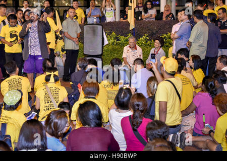 Kuala Lumpur, MALAYSIA. 21. November 2016. Former Malaysian Prime Minister Mahathir Mohamad (C) spricht zu den Teilnehmern der Unabhängigkeit Squre in Kuala Lumpur am 21. November 2016. Etwa hundert Menschen versammeln sich zum Candlelight Vigil durch Freisetzung Maria Kinn Abdullah aus der Haft entlassen. Bersih(clean) Vorsitzende Maria Kinn Abdullah wird nach dem Gesetz Kredit Sicherheit Straftaten (Sondermaßnahmen) untersucht: Chris Jung/ZUMA Draht/Alamy Live News Stockfoto