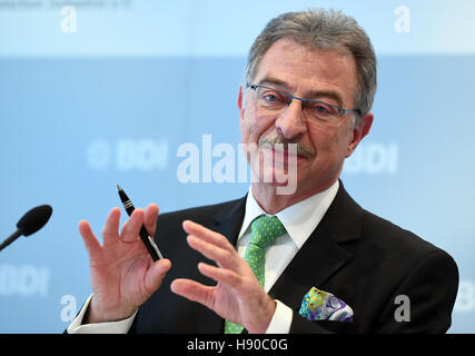 BDI-Präsident Dieter Kempf anlässlich einer Pressekonferenz der Bundesverband der Deutschen Industrie (BDI, Bund der deutschen Industrie) in Berlin, Deutschland, 10 Januar 2017. Der BDI statt eine Pressekonferenz wenige Tag vor US-Präsidenten wählen Trump soll Büro eintragen. Foto: Britta Pedersen/Dpa-Zentralbild/dpa Stockfoto