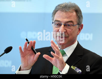 BDI-Präsident Dieter Kempf anlässlich einer Pressekonferenz der Bundesverband der Deutschen Industrie (BDI, Bund der deutschen Industrie) in Berlin, Deutschland, 10 Januar 2017. Der BDI statt eine Pressekonferenz wenige Tag vor US-Präsidenten wählen Trump soll Büro eintragen. Foto: Britta Pedersen/Dpa-Zentralbild/dpa Stockfoto