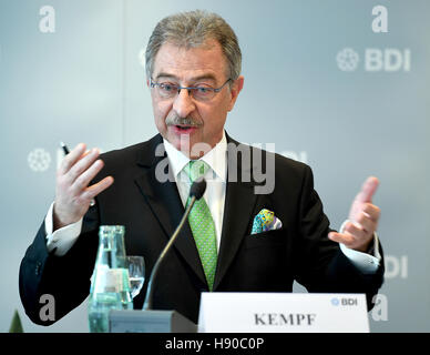 BDI-Präsident Dieter Kempf anlässlich einer Pressekonferenz der Bundesverband der Deutschen Industrie (BDI, Bund der deutschen Industrie) in Berlin, Deutschland, 10 Januar 2017. Der BDI statt eine Pressekonferenz wenige Tag vor US-Präsidenten wählen Trump soll Büro eintragen. Foto: Britta Pedersen/Dpa-Zentralbild/dpa Stockfoto