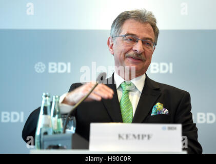 BDI-Präsident Dieter Kempf anlässlich einer Pressekonferenz der Bundesverband der Deutschen Industrie (BDI, Bund der deutschen Industrie) in Berlin, Deutschland, 10 Januar 2017. Der BDI statt eine Pressekonferenz wenige Tag vor US-Präsidenten wählen Trump soll Büro eintragen. Foto: Britta Pedersen/Dpa-Zentralbild/dpa Stockfoto