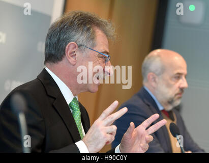 BDI-Präsident Dieter Kempf (l) und BDI geschäftsführender Direktor Markus Kerber anlässlich einer Pressekonferenz der Bundesverband der Deutschen Industrie (BDI, Bund der deutschen Industrie) in Berlin, Deutschland, 10 Januar 2017. Der BDI statt eine Pressekonferenz wenige Tag vor US-Präsidenten wählen Trump soll Büro eintragen. Foto: Britta Pedersen/Dpa-Zentralbild/dpa Stockfoto