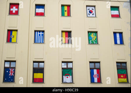 Datei - Datei Bild datiert 15. Juni 2014 zeigt Flaggen der teilnehmenden Länder in die Fußball WM 2014 in Brasilien, hängen in den Fenstern eines Mehrfamilienhauses in Berlin, Deutschland. Foto: Maja Hitij/dpa Stockfoto