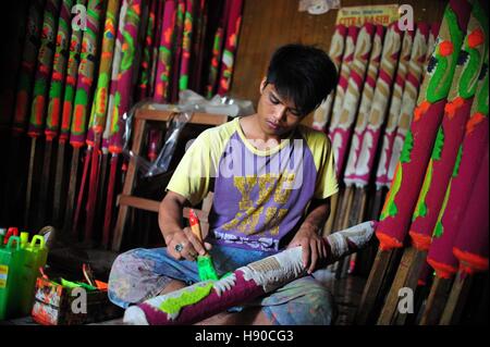 (170110)--TANGERANG(INDONESIA), 10. Januar 2017 (Xinhua)--eine Arbeitskraft malt eine große traditionelle Räucherstäbchen in einer Fabrik in Tangerang, Banten Provinz, Indonesien, 10. Januar 2017. (Xinhua/Zulkarnain) (Sxk) Stockfoto