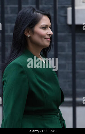 Downing Street, London, 10. Januar 2017. Internationaler Entwicklung Sekretär Priti Patel verlässt der wöchentlichen Kabinettssitzung der UK in 10 Downing Street, wie die neue Legislaturperiode beginnt. Bildnachweis: Paul Davey/Alamy Live-Nachrichten Stockfoto