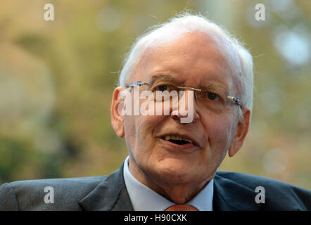 Datei - Datei Bild datiert 5. November 2012 zeigt früheren Bundespräsidenten Roman Herzog im Gespräch mit der Presse an das Deutsches Institut Für aber Und Sicherheit Im Internet (DIVSI, lit. Deutsches Institut für Vertrauen und Sicherheit im Internet) in Hamburg, Deutschland. Herzog, Bundespräsident von 1994 bis 1999 war, ist im Alter von 82 Jahren gestorben. Foto: Marcus Brandt/dpa Stockfoto