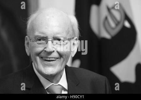 Datei - Datei Bild datiert 29. Oktober 2014 zeigt früheren Bundespräsidenten Roman Herzog vor dem Abendessen zu seinen Ehren in Schloss Bellevue in Berlin, Deutschland. Herzog, Bundespräsident von 1994 bis 1999 war, ist im Alter von 82 Jahren gestorben. Foto: Maurizio Gambarini/dpa