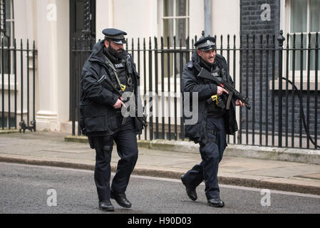 London, UK. 10. Januar 2017. Bewaffnete Polizei patrouillieren Downing Street Credit: Ian Davidson/Alamy Live News Stockfoto