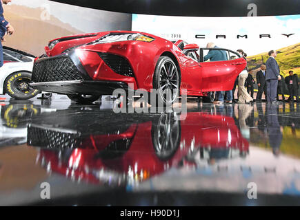 Detroit, USA. 9. Januar 2017. Eine neue Toyota Camry auf dem Display auf der North American International Auto Show in Detroit, USA, 9. Januar 2017. Die Ausstellung öffnet ihre Pforten für Journalisten und Autohändler auf der 09.01.17. Es richtet sich an die breite Öffentlichkeit zwischen der 14.01.17 und der 22.01.16. Foto: Uli Deck/Dpa/Alamy Live News Stockfoto