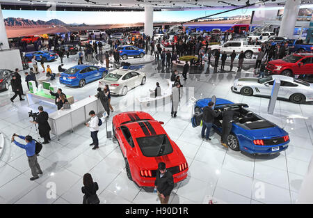 Detroit, USA. 9. Januar 2017. Die Haupthalle des Cobo Center beherbergt der North American International Auto Show in Detroit, USA, 9. Januar 2017. Die Ausstellung öffnet ihre Pforten für Journalisten und Autohändler auf der 09.01.17. Es richtet sich an die breite Öffentlichkeit zwischen der 14.01.17 und der 22.01.16. Foto: Uli Deck/Dpa/Alamy Live News Stockfoto