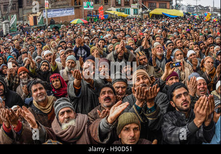 Srinagar. Kaschmir. 10. Januar 2017. Kashmiri muslimischen Gläubigen beten wie sie gegen einen Kleriker (nicht im Bild zu sehen) zeigt die heilige Reliquie geglaubt, um von Sufi-Heiligen vor dem Heiligtum Dastgeer Sahib anlässlich der jährlichen Urs (Geburtstag) des 11. Jahrhundert Sufi Prediger Scheich Abdul Qadir Jeelani in Srinagar, der Sommerhauptstadt von Indien kontrollierten Kaschmir, Indien. Bildnachweis: ZUMA Press, Inc./Alamy Live-Nachrichten Stockfoto