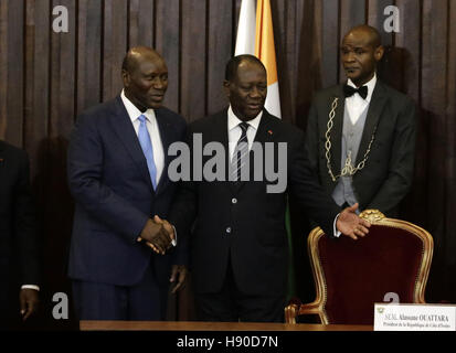 Abidjan, Côte d ' Ivoire. 10. Januar 2017. Côte d ' Ivoire President Alassane Ouattara (C) schüttelt die Hand mit der neu ernannten Vizepräsidenten Daniel Kablan Duncan (L) in der Nationalversammlung in Abidjan, Côte d ' Ivoire, 10. Januar 2017. © Yvan Sonh/Xinhua/Alamy Live-Nachrichten Stockfoto