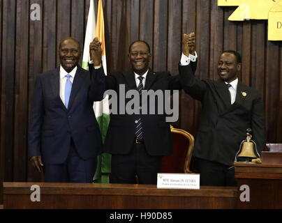 Abidjan, Côte d ' Ivoire. 10. Januar 2017. Côte d ' Ivoire President Alassane Ouattara (C), den wiedergewählten Präsidenten der nationalen Versammlung der Côte d ' Ivoire Guillaume Soro (R) und der neu ernannten Côte d ' Ivoire Vizepräsident Daniel Kablan Duncan halten Hände bei der französischen Nationalversammlung in Abidjan, Côte d ' Ivoire, 10. Januar 2017. © Yvan Sonh/Xinhua/Alamy Live-Nachrichten Stockfoto