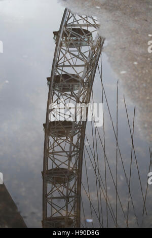 South Bank, London, UK. 10. Januar 2017. Eine Stille London Eye, spiegelt sich in einer Pfütze Regenwasser erfährt jährliche Wartung bis 24. Januar 2017. Malcolm Park © Redaktion/Alamy Live-Nachrichten. Stockfoto