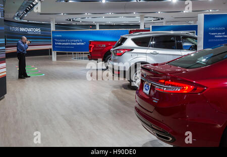 Detroit, USA. 9. Januar 2017. Ein Fotograf macht Fotos von Ford Automobile auf dem Display auf der North American International Auto Show. © Jim West/Alamy Live-Nachrichten Stockfoto