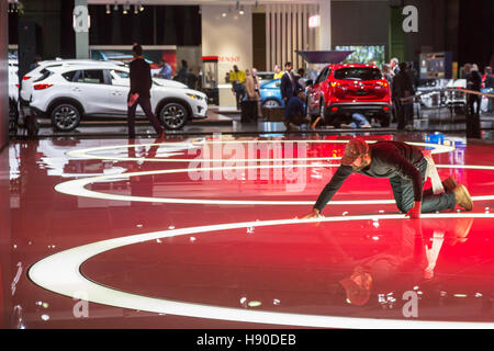 Detroit, USA. 9. Januar 2017. Ein Arbeiter poliert den Boden vor einer Pressekonferenz auf der Kia-Anzeige auf der North American International Auto Show. © Jim West/Alamy Live-Nachrichten Stockfoto