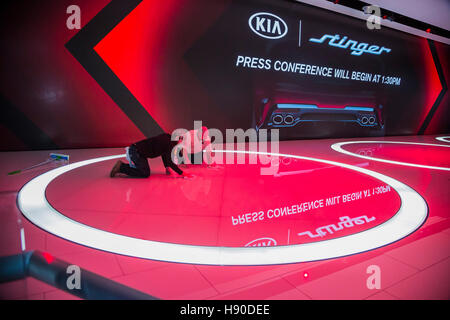 Detroit, USA. 9. Januar 2017. Arbeiter Polieren Sie den Boden vor einer Pressekonferenz auf der Kia-Anzeige auf der North American International Auto Show. © Jim West/Alamy Live-Nachrichten Stockfoto