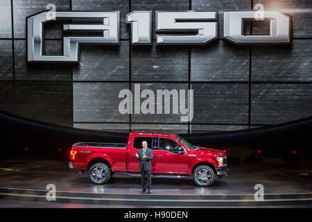 Detroit, USA. 9. Januar 2017. Joseph Hinrichs, executive Vice President der Ford Motor Co., stellt die neue F150 auf der North American International Auto Show. © Jim West/Alamy Live-Nachrichten Stockfoto