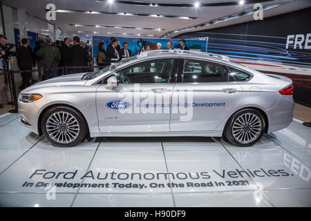 Detroit, USA. 9. Januar 2017. Ein Ford Fusion autonomes Fahrzeug auf dem Display auf der North American International Auto Show. © Jim West/Alamy Live-Nachrichten Stockfoto