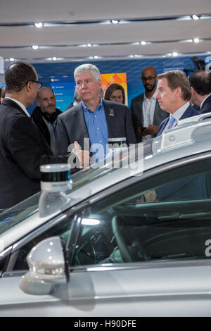 Detroit, USA. 9. Januar 2017. Dr. Ken Washington (links), Fords Vizepräsident für Forschung und Vorentwicklung, zeigt ein autonomes Fahrzeug Ford Fusion, Michigan Gouverneur Rick Snyder während der North American International Auto Show. Auf der rechten Seite ist Ford executive Chairman Bill Ford. © Jim West/Alamy Live-Nachrichten Stockfoto