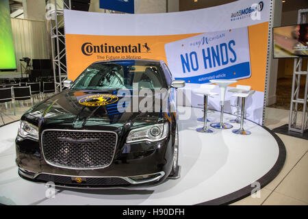 Detroit, USA. 9. Januar 2017. Eine selbstfahrende Auto wird auf dem Display auf der North American International Auto Show von Continental AG entwickelt. © Jim West/Alamy Live-Nachrichten Stockfoto