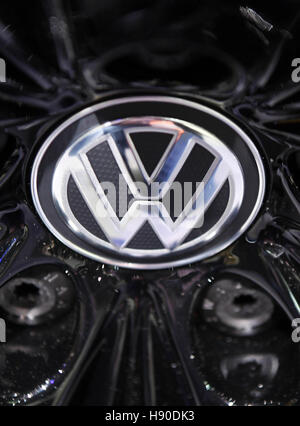 Detroit, USA. 9. Januar 2017. Das Logo des deutschen Automobilherstellers Volkswagen auf der North American International Auto Show in Detroit, USA, 9. Januar 2017. Die Ausstellung öffnet ihre Pforten für Journalisten und Autohändler auf der 09.01.17. Es richtet sich an die breite Öffentlichkeit zwischen der 14.01.17 und der 22.01.17. Foto: Uli Deck/Dpa/Alamy Live News Stockfoto