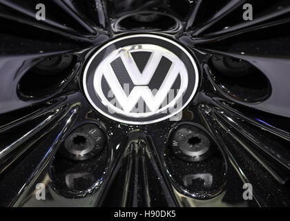 Detroit, USA. 9. Januar 2017. Das Logo des deutschen Automobilherstellers Volkswagen auf der North American International Auto Show in Detroit, USA, 9. Januar 2017. Die Ausstellung öffnet ihre Pforten für Journalisten und Autohändler auf der 09.01.17. Es richtet sich an die breite Öffentlichkeit zwischen der 14.01.17 und der 22.01.17. Foto: Uli Deck/Dpa/Alamy Live News Stockfoto