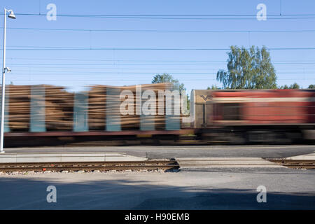 Holz in Bewegung Eisenbahn-Güterwagen, Finnland Stockfoto