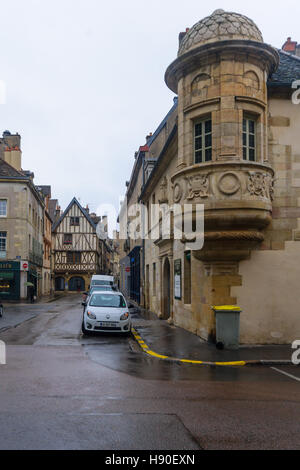 DIJON, Frankreich - 14. Oktober 2016: Altes Haus mit Erker, in Dijon, Burgund, Frankreich Stockfoto