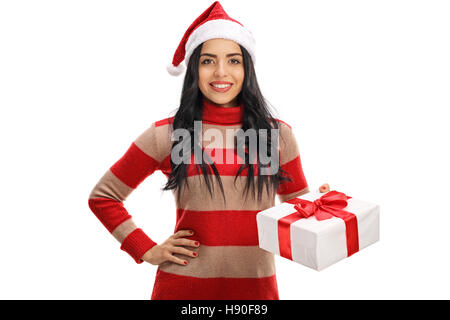 Glückliche Frau trägt eine Weihnachtsmütze und hält ein Geschenk isoliert auf weißem Hintergrund Stockfoto