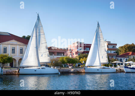 Yachten auf dem Wasser gegen den Himmel, Stadt Stockfoto