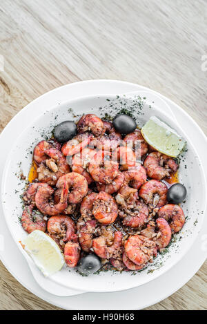 frische Garnelen in Knoblauch-Olivenöl-Meeresfrüchte, die portugiesische Tapas snack gebraten Stockfoto