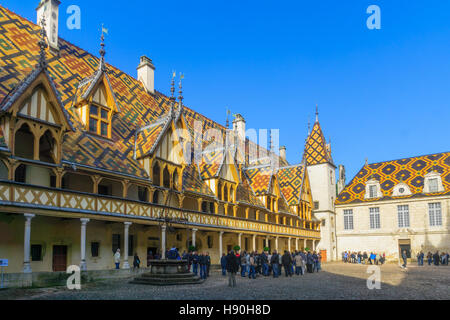 BEAUNE, Frankreich - 15. Oktober 2016: The Hospices Beaune (historische Krankenhaus), mit den Besuchern in Beaune, Burgund, Frankreich Stockfoto