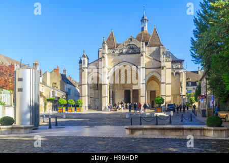 BEAUNE, Frankreich - 15. Oktober 2016: Szene der Kirche Notre-Dame, bei Einheimischen und Besuchern in Beaune, Burgund, Frankreich Stockfoto