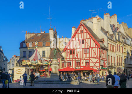 DIJON, Frankreich - 15. Oktober 2016: Szene des Francois Rude Platzes und die Winzer-Statue mit einem Karussell, Fachwerkbauten, einheimischen und vi Stockfoto