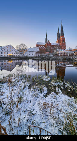 Die Kathedrale und die Fyris Fluß (Fyrisan) im Winter von Weihnachten Zeit, Uppsala, Schweden, Scandinavia Stockfoto