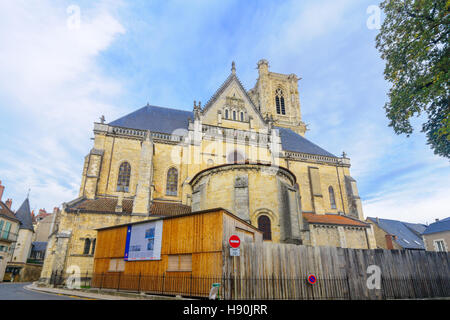 NEVERS, Frankreich - 16. Oktober 2016: Die Kathedrale (Cathedrale Saint-Cyr-et-Sainte-Julitte), in Nevers, Burgund, Frankreich Stockfoto