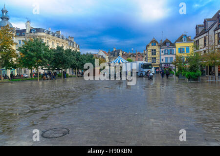 TROYES, Frankreich - 17. Oktober 2016: Szene Alexandere Israel Platz in der Altstadt mit alten Häusern, einheimische und Besucher, in Troyes, Champagne, Fran Stockfoto