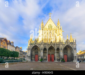 TROYES, Frankreich - 17. Oktober 2016: Blick auf die Basilika Saint-Urbain, bei Einheimischen und Besuchern in Troyes, Champagne, Frankreich Stockfoto