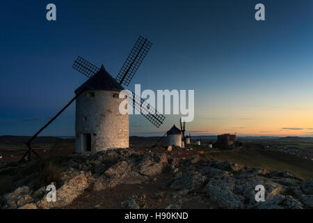 Windmühle gegen blauen Himmel in Consuegra Stockfoto