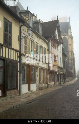 TROYES, Frankreich - 18. Oktober 2016: Alte Fachwerkhäuser in der Altstadt, in Troyes, Champagne, Frankreich Stockfoto