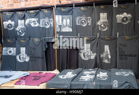 T-Shirts mit Kameras abgebildet zum Verkauf in New York City Stockfoto