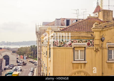 Schöne und charakteristische Fassaden mit Azulejos. Lissabon, Portugal Stockfoto