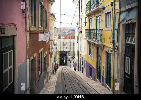 Die steilen und charakteristischen Klettersteige der Stadt. Lissabon, Portugal Stockfoto