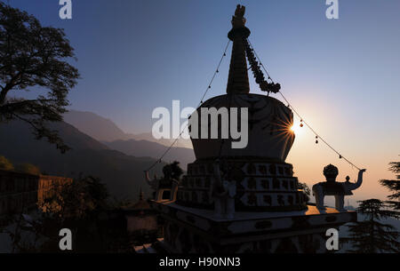 Sonnenaufgang an der Stupa in Lhagyal Ri, in der Nähe von Tsuglagkhang complex, McLeod Ganj, Dharamsala, Himachal Pradesh, Indien Stockfoto