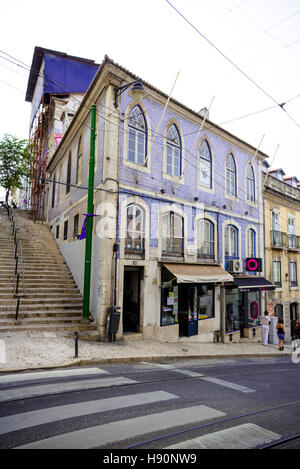 Schöne und charakteristische Fassaden mit Azulejos. Lissabon, Portugal Stockfoto